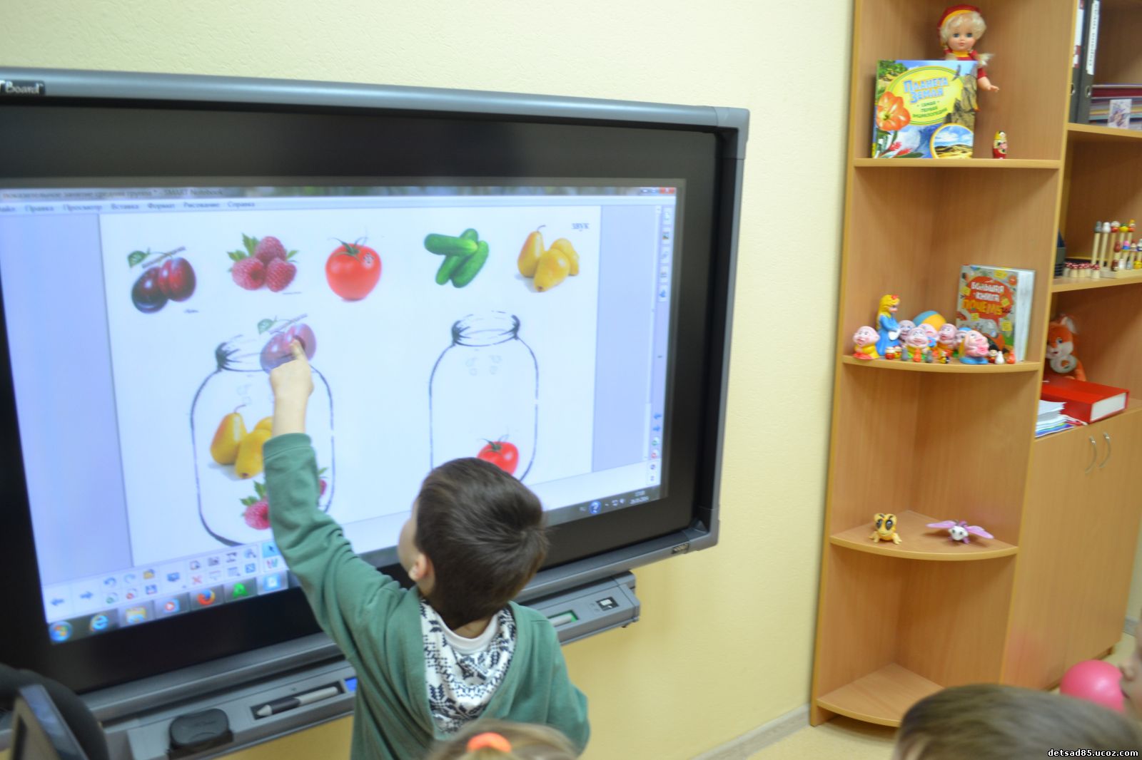 Икт игра старшая группа. Интерактивная доска в детском саду. Интерактивная доска в ДОУ. Интерактивная панель для дошкольников. Дети в детском саду у интерактивной доски.
